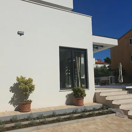 וילה Sol Delux מדולין